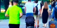 В Петербурге оштрафовали мужчину, прицепившего детскую коляску к электросамокату - Spbdnevnik.ru