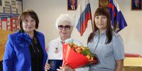 С теплыми словами поздравления к Светлане Константиновне обратились начальник МСЧ-22 ФСИН России Евгения Волокитина и исполняющий обязанности начальника КТБ-12 Антон Орлов. - УФСИН по Алтайскому краю