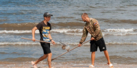 Двое молодых мучин чистят морской пляж - UstLabInfo.Ru