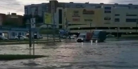 Подтопление кольца в Новосибирске из-за дождя на ул. Курчатова / Фото: скриншот видео - ИА Амител