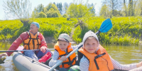 мужчина с детьми плывущие на байдарке по реке. - МО Кирово-Чепецк