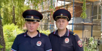 Полицейские спасли жителей из горящего дома на улице Чапаева в Ставрополе - ИА Победа 26