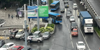 Груженый эвакуатор врезался в Некрасовский мост и покатился вниз по дороге - ГТРК Владивосток