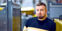 портрет молодого человека в производственном цехе, Изображение. - Министерство сельского хозяйства