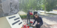 Активисты «Единой России» вместе с югорчанами почтили память детей-жертв войны на Донбассе - Единая Россия