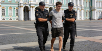 Мужчину без обуви задержали во дворе Эрмитажа и отправили в психбольницу - Peterburg2.Ru