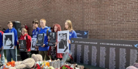 Москва скорбит о детях Донбасса: больше 350 человек пришли к мемориалу почтить память жертв киевского режима - Донецк Медиа