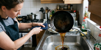Почему нельзя выливать использованное масло после жарки: запомните, чтобы не тратиться на сантехника - Pro Город Ухта