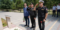 После поднятия республиканского триколора в честь дня конституции РД, делегация направилась на бульвар им. Абдуллаева для возложения цветов к бюстам героев СВО. - Сетевое издание Каспий-Медиа