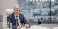 Мэр Воронежа Сергей Петрин поздравил губернатора Александра Гусева с днём рождения - Берег