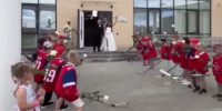 В Ярославле юные хоккеисты «Локомотива-2019» поздравили тренера в ЗАГСе - Комсомольская Правда