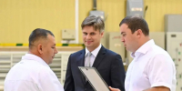 Виталий Хоценко и Дмитрий Баканов наградили сотрудников ПО «Полёт» - 12 канал