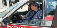 В Воронеже сотрудники вневедомственной охраны Росгвардии задержали местную жительницу, которая напала на мужчину с ножом - Росгвардия