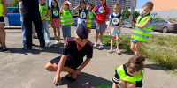В Московской области полицейские и дети г.о. Домодедово нанесли трафаретные надписи для безопасности пешеходов - Администрация г. Домодедово