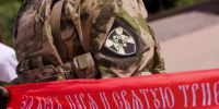 Бойцы СОБР «Восток-Донецк» развернули православное знамя ко Дню Крещения Руси - Донецк Медиа
