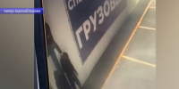 Использовали маски и орудия взлома: в Энгельсе задержали банду, которая промышляла кражами из центра по продаже шин, парикмахерской и ювелирной лавки - ИА Версия-Саратов