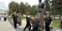 Новости Коломны- К бюсту легендарного флотоводца Сергея Горшкова в Коломне возложили цветы в честь Дня ВФМ - KolomnaOnline.Ru