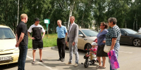 В доме по улице 40 лет Октября, 11, где возникли проблемы с ремонтом кровли, состоялась встреча жителей и представителей администрации города с подрядчиком - Администрация города