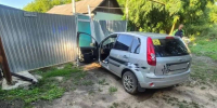 Водитель Ford Fiesta врезался в забор и умер в Воронежской области - Обозреватель.Врн