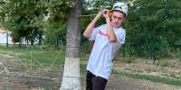 Подросток в защитной экипировке преодолевает препятствие - идет по бревну - Министерство труда и соцразвития