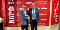 Секретарь МК КПРФ Александр Наумов получил удостоверение кандидата в Госдуму по региональной подмосковной группе - КПРФ