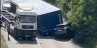 В Новосибирске контейнер сорвался с грузовика и упал на кроссовер - Сиб.фм
