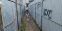 В узкий проход с коричневой жижей вынудили соваться воронежцев - Bloknot-Voronezh.Ru