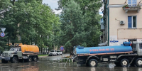 Илососные машины откачивают воду с улиц из-за сильных дождей в Биробиджане - РИА Биробиджан