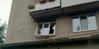 Стекла вылетели из-за взрыва, но рама удержалась в проеме окна | Источник: Служба Спасения им. И. А. Поливаного - 29.Ru