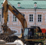 Экскаватор завершает демонтаж монолитной конструкции памятника участникам Октябрьской революции и Гражданской войны на площади Революции. - Администрация г. Вологда