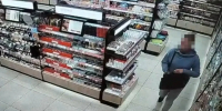 Полиция показала видео, как в Иванове женщина под камеру крадет из магазина духи - Известно.ру