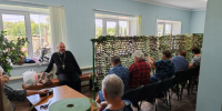 Волонтёры Куралова сплели маскировочную сеть с батюшкой для фронта - Волжская новь