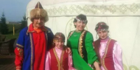СЕМЬЯ ХАЙРУЛЛИНЫХ ПРЕДСТАВИЛА БУРАЕВСКИЙ РАЙОН НА ЗАБЕГЕ В НАЦИОНАЛЬНЫХ КОСТЮМАХ, СТАВ ПОБЕДИТЕЛЕМ «ЭТНОМАРАФОНА ПЕРВЫХ» - Бураевский район