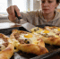 Мясные лодочки с яйцом: альтернатива котлетам для домашнего ужина - Peterburg2.Ru