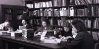 В областной библиотеке Калининграда, 1950. Из фондов КОИХМ. КГОМ 1/5 № 7695/3 - Научная библиотека