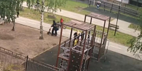 детская площадка, люди и двое едут на самокате - Петрозаводск говорит