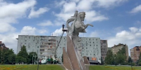 Сотрудники ВМБУ «Спецэкосервис» привели в порядок монумент Иссе Плиеву на набережной Терека по улице Коцоева - Администрация г. Владикавказ