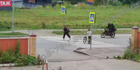 В Кирове момент страшного наезда мотоциклиста на девушку попал на две камеры - ProGorod.Ru