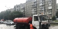 Дорожная служба Барнаула дежурит на проблемных участках ливневой канализации для ускорения спуска воды - Администрация г. Барнаул