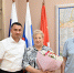 Глава Аксая Евгений Камфарин поздравил семью Назаровых с 55‑летием совместной жизни - Аксайское городское поселение