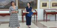 Светлана Глазунова (слева) и Александра Кугушева на вернисаже. - Крымская правда