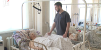 Омские врачи вернули способность ходить 101-летней пациентке - 12 канал