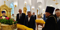 Губернатор Курской области посетил Свято-Троицкий храм в Курчатове - Курская правда