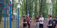 Мальчики-подростки играют в дартс на спортивной площадке - Министерство труда и соцразвития