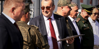 Фоторепортаж: Ленобласть передала Минобороны автомобили и спецтехнику для участников СВО - 47Channel.Ru