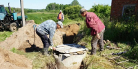 В деревне Михново Пушкиногорского округа благоустраивают берег реки благодаря ТОСу - Pln-Pskov.Ru