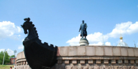 В каждом городе обязательно есть памятник, возле которого нужно сфотографироваться | Источник: Анна Голубницкая / MSK1.RU - 29.Ru