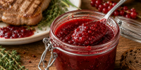 Протираю красную смородину и добавляю специи: получается густой соус к мясу и рыбе - Кубанские Новости