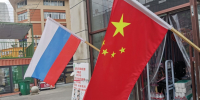 Флаги РФ и КНР над магазинчиком в Хуньчуне ИА PrimaMedia - AmurMedia.Ru