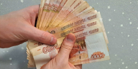 Деньги в руках Брютова Ольга - ChitaMedia
